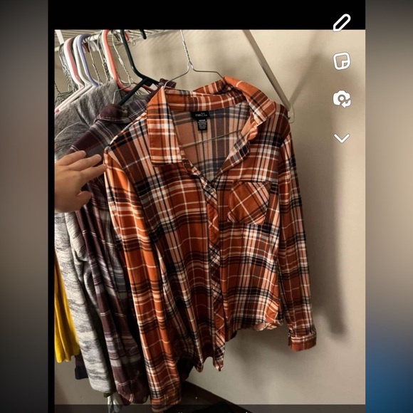 Mainly small sweaters and flannels - Picture 5 of 9